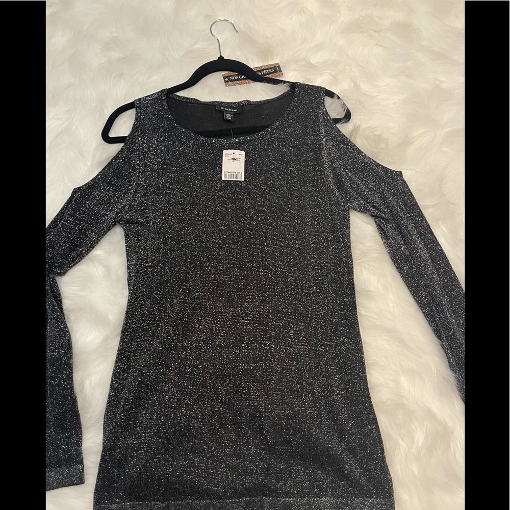 Bundle 2 for $40 💕 Long Sleeve Shimmery Top- Cut out Shoulder -New